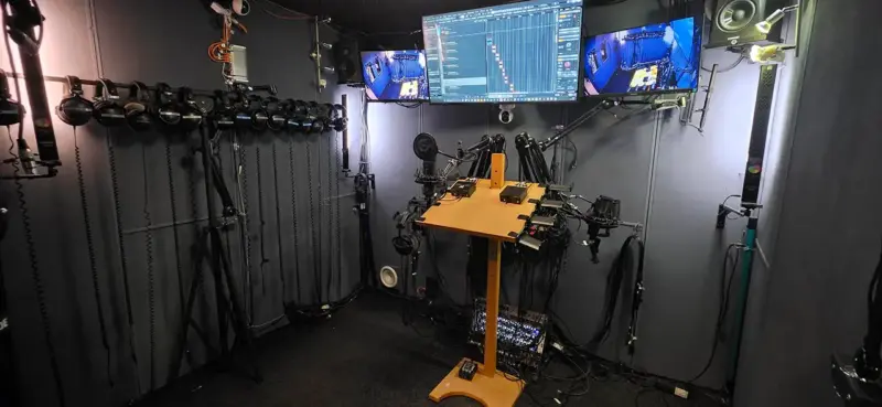 Fully equipped recording room with microphones, monitoring, and control screens at SOUNDSTARSTUDIOS Munich